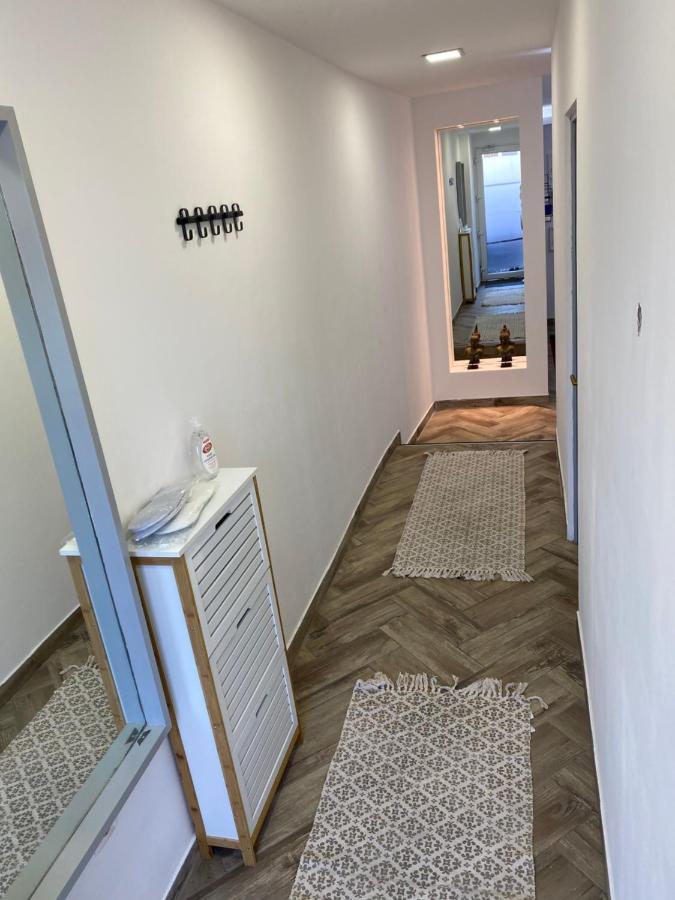 Garden Apartament Petrila Екстериор снимка