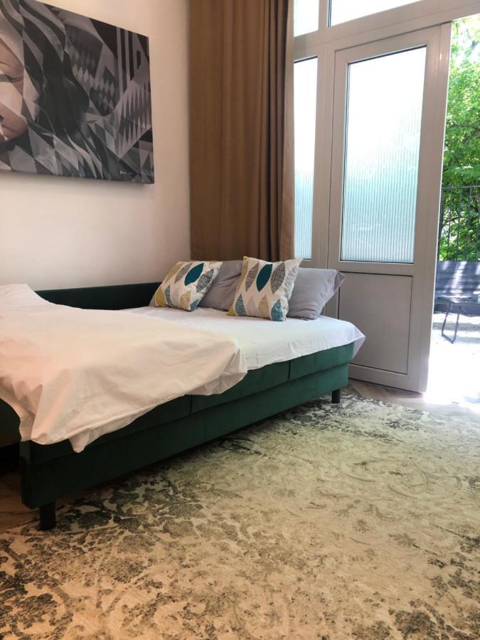 Garden Apartament Petrila Екстериор снимка