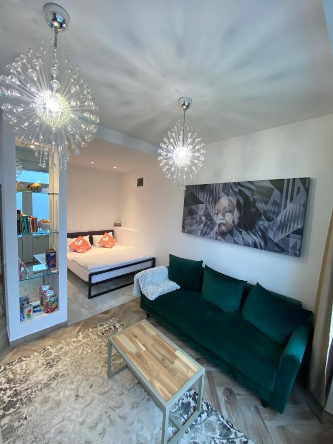 Garden Apartament Petrila Екстериор снимка